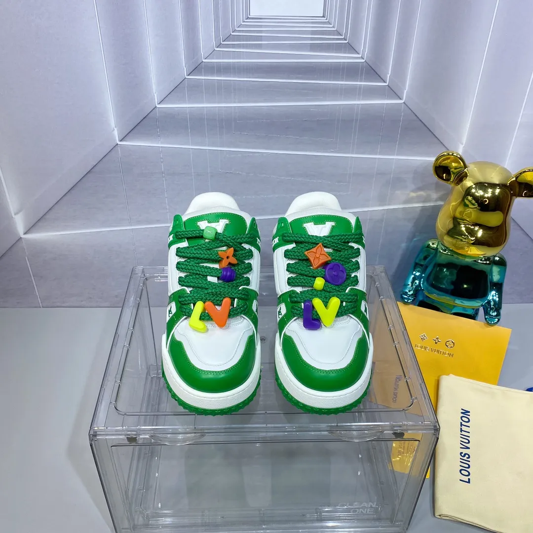 👟👟Ex-factory price 840 𝙇𝙑 𝟐𝟎𝟐4/𝐒𝐒 𝐧𝐞𝐰 Louis Vuitton catwalk skateboard shoes are popular, LOUIS VUITTON Trainer is undoubtedly one of the most successful Sneakers launched by luxury brands, but the pace of exploration will not stop. LOUISVUITTON will also bring a new series of skateboard shoes in the spring of 2023. The new series in the picture returns to the 90s Chunky Skate Shoes bread shoes, with leather and mesh uppers. The fat silhouette and thick shoelaces are very eye-catching. It is expected to have quite a few colors like the Trainer. Judging from the previous DIOR show skate shoes, this chunky style may be even stronger next year. Size: Female 35-40 Male 39-46